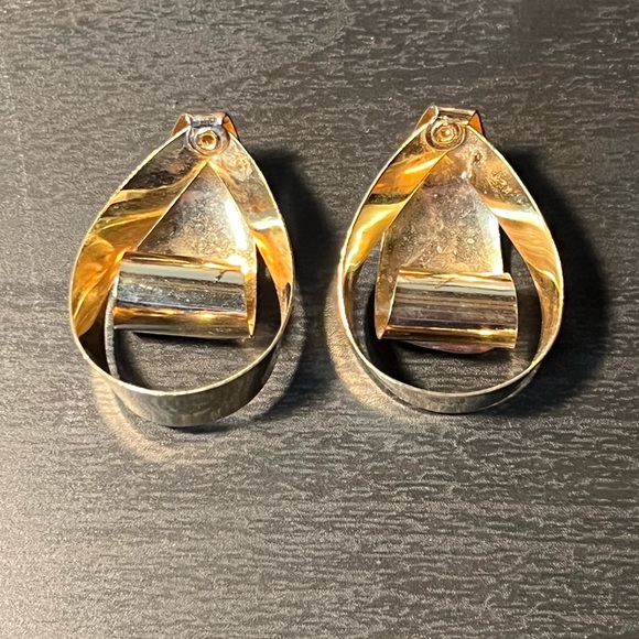 CUTE! Vintage Inspired Enamel & Gold Tone Earrings ✨ - Picture 8 of 9